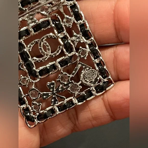 Fashion Jewelry Silver and Black Brooch with Pearl and Crystal Details - Picture 3 of 3